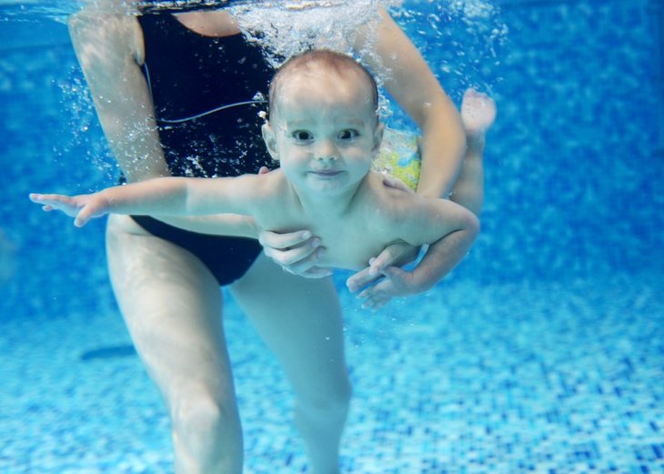 Dreng der er til babysvømning med sin mor